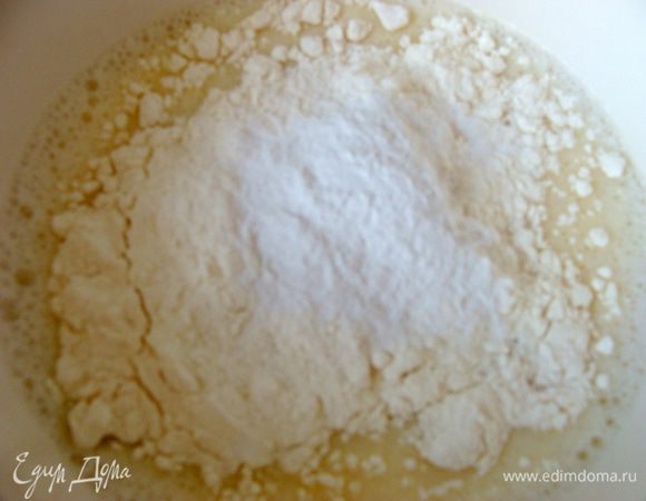 Яйца взбить с молоком и солью, добавить муку и разрыхлитель, взбить до однородной массы.
