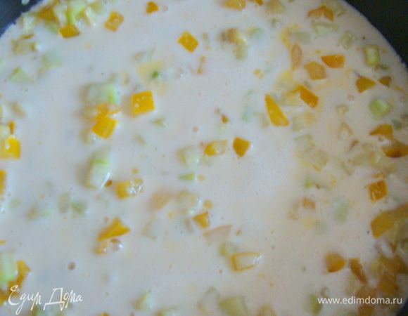 Духовку разогреть до 220*
 Заливка получается довольно жидкая, чтобы ничего не просочилось сквозь разъемную форму(26 см), я разогрела ее в духовке, поставив на противень.
 Выложить в горячую форму овощи, залить тестом.
 