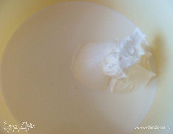 Сливки я использовала 10%. Взбить из вместе с маскарпоне. Получится пышная пена.
 Желатин залить кипяченой остывшей водой, когда разбухнет, развести до полного растворения на медленном огне, остудить и вылить в сливочную массу. (конечно подготовить желатин нужно заранее)