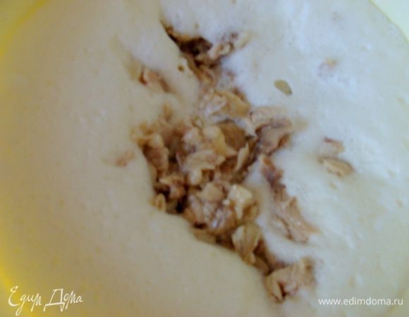  В сливочно-сырную массу добавить отварную курицу, порезав филе на мелкие кусочки. Тут я использовала все мясо кроме грудки.