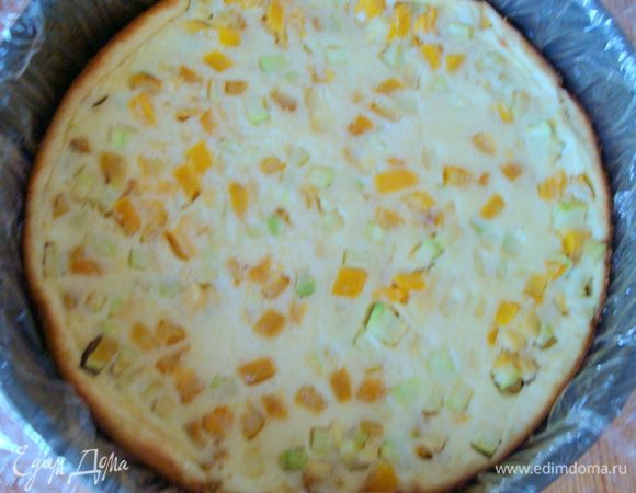 Борт разъемной формы я помыла и использовала форму заново, застелив пищевой пленкой, потом погрузила внутрь дно, на котором лежал корж.
 Сверху вылить сырно-сливочную смесь с курицей.