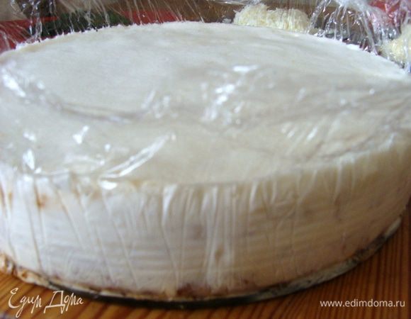 После ночи в холодильнике, наше блюдо будет выглядеть так!
 Пленку нужно осторожно отлепить, опуская вниз края. Не в бок, а вниз! Суфле очень нежное, но плотное)