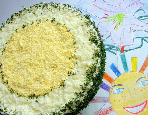 Для декора я использовала отдельно желток и отдельно белок, потертые на средней терке. Края присыпала рубленным укропом (только самые нежные листики) 
 Вы можете украсить торт по своему вкусу!