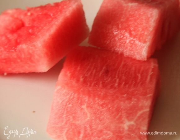 Арбуз очищаем от косточек и нарезаем ломтиками. Красивее будет, если размер их будет 4 х 4 х 1,5 см, но тогда получается много обрезков, поэтому выдерживаем размер приблизительно: он не принципиален. Принципиальна только толщина. 