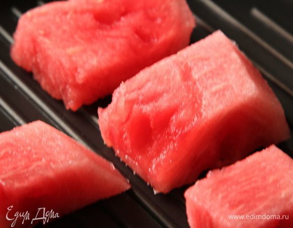 Разогреваем сковороду-гриль, арбузные кусочки высушиваем бумажным полотенцем и отправляем запекаться с обеих сторон по паре минут...