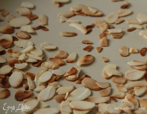 Миндальные лепестки подсушиваем на сухой сковороде.