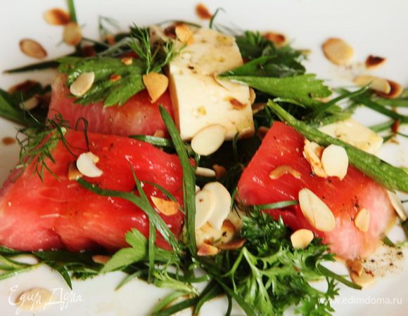 Собираем салат: на тарелку выкладываем зелень, перемешиваем. Готовим заправку: сок лайма, масло виноградной косточки (не принципиально, можно оливковое), соевый соус и молотый перец смешиваем в соуснике и половиной поливаем зелень. Выкладываем арбуз, порезанную ломтиками брынзу, все смешиваем и поливаем остатками соуса, посыпаем миндальными лепестками. Это - очень вкусно и, самое главное, безвредно. Ну и - новая подача арбуза. Смачного!  