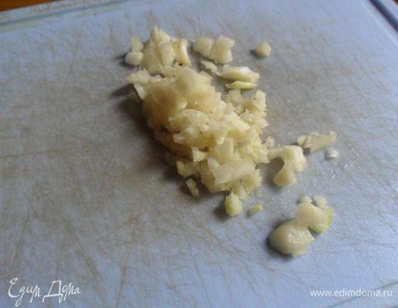 Для маринада очистить и мелко порубить 2 зубчика чеснока.