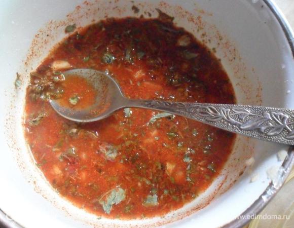 Мяту промыть, отряхнуть от воды и нашинковать (если мята сушеная в пучках, то раскрошить). Смешать лимонный сок, зиру, гроздику, паприку, хлопья чили, мяту и чеснок.