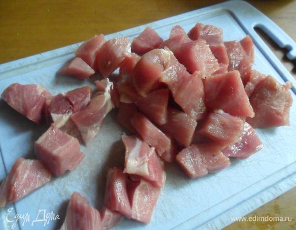 Мясо индейки вымыть, промокнуть и нарезать небольшими кусочками.