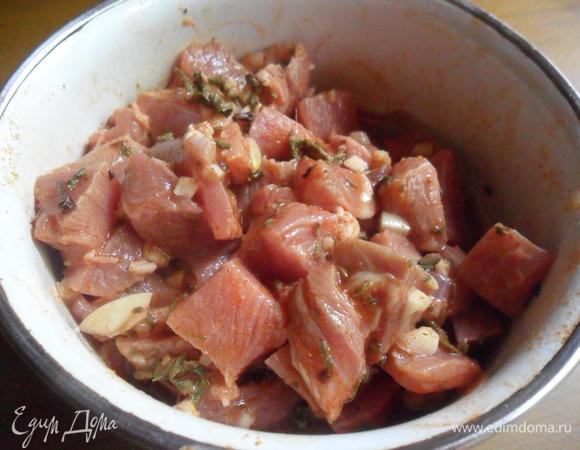 Залить соусом, перемешать и оставить на столе примерно на 1 ч.