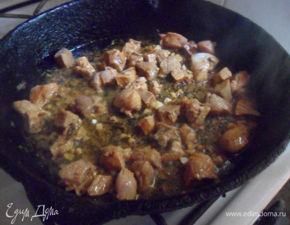 На сковороде разогреть масло и обжарить индейку до готовности.
Промыть и обсушить айсберг, помидоры и петрушку. Нарезать айсберг полосками, помидоры - мелкими кубиками, петрушку измельчить. Смешать айсберг, помидор и петрушку.