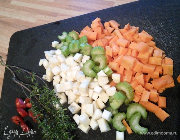 Из телятины сварите бульон. Не буду подробно описывать процесс варки бульона, упомянут лишь то, что необходимо вовремя снять шом( пену)) и не давать бульону сильно кипеть: так он останется максимально прозрачным. Его необходимо охладить, лучше оставить на ночь в холодильнике.
И так: овощи очистите и порежьте кубиком.Чили кружёчком.