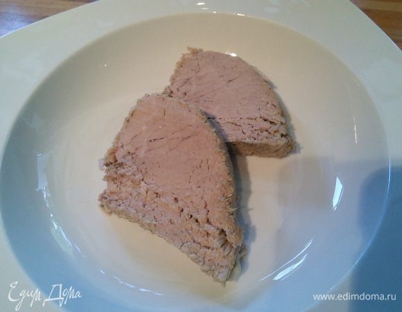 Отлейте 1 литр бульона в отдельную кастрюльку (остальной бульон можно заморозить, он непременно рано или поздно понадобится). Доведите  до кипения и заправьте уксусом и джином. Разведите агар ( можно использовать желатин) в небольшом количестве холодной воды и влейте в бульон, проварите 2 минутки, снимите с огня. Мясо нарежьте на порционные кусочки и разложите в глубокие суповые тарелки.