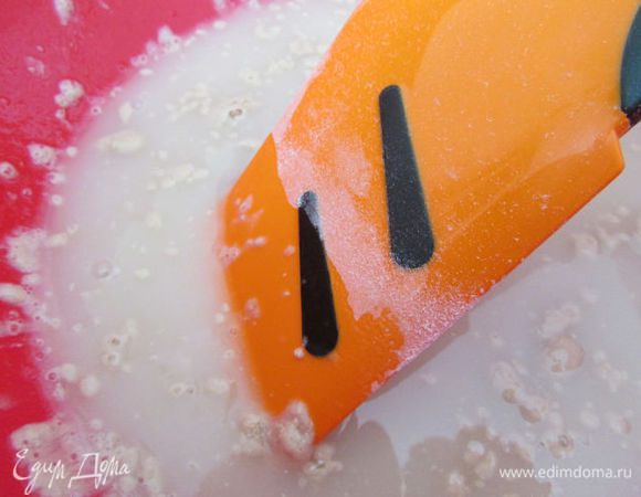 В теплую воду добавьте сахар, соль и сухие дрожжи. Хорошо перемешайте.