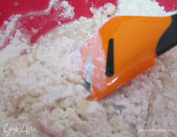 Добавьте 1 стакан муки. Все смешайте. Оставьте на 20 минут, пока опара поднимется.