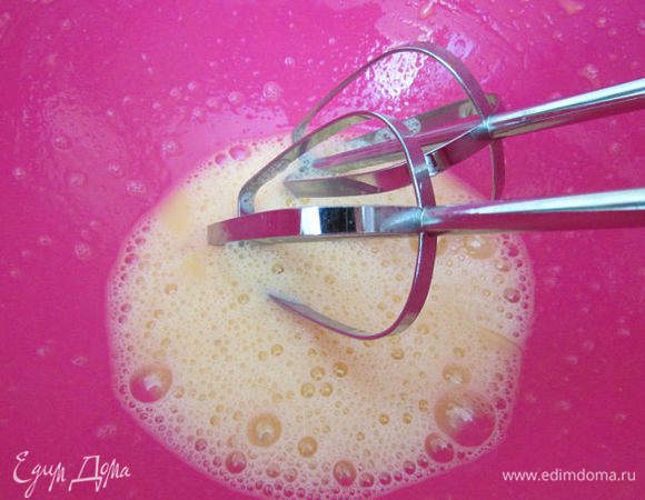 Разбейте в большую миску яйцо и слегка взбейте.