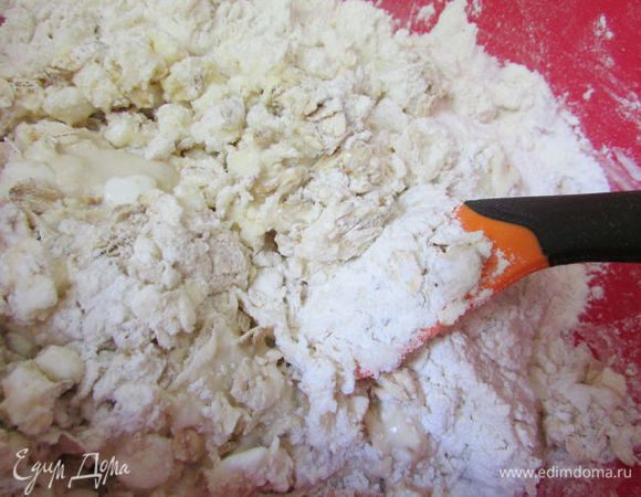 Затем добавьте оставшуюся муку (может быть, понадобиться чуть больше муки), всыпьте овсяные хлопья, влейте подошедшую опару и замесите тесто.