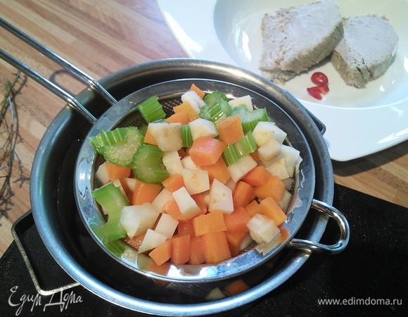 Овощи отварите в кипящей посоленной воде в течении 3 мин., отбросьте на дуршлаг и обдайте ледяной водой. Так они сохранят свой яркий, привлекательный цвет.