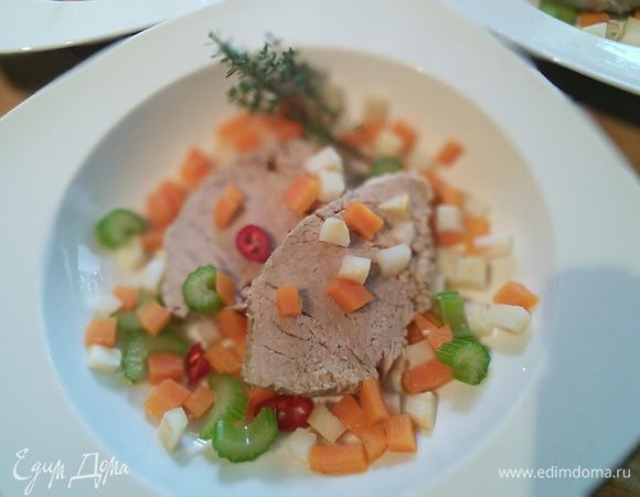 Тарелочку с мясом дополните овощами, чили, тимьяном.