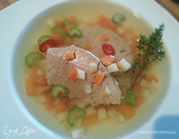 И аккуратненько залейте горячим бульоном. Поставьте в холодильник минимум на 2 ч., а максимум до употребления. Приятного аппетита!