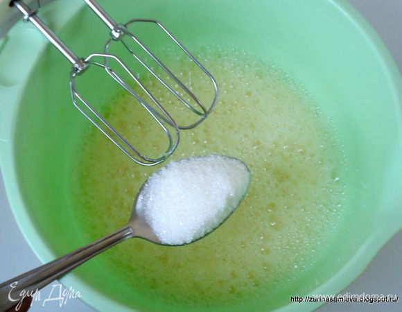 Для бисквита:  яйца взбить с сахаром, в пышную пену.
