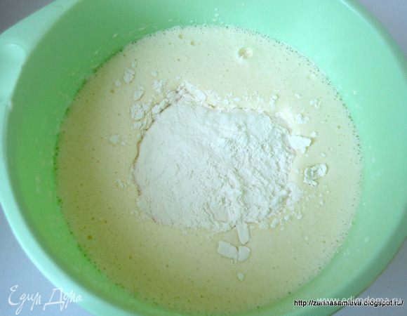 Муку, крахмал и разрыхлитель просеять в яичную массу, аккуратно перемешать.
