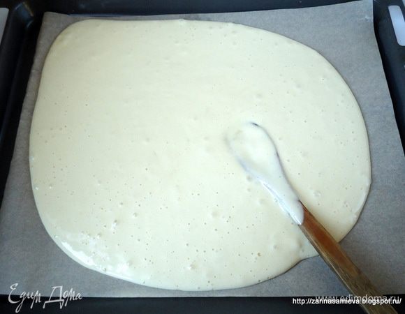 Тесто вылить на противень, застеленный пекарской бумагой. Выпекать в заранее разогретой духовке при 180°С около 25 минут.
