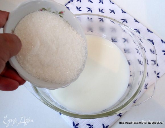 Для крема:  в кастрюльке смешать молоко со 150 гр. сахара, поставить на огонь и сварить сироп.
