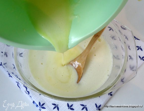 Тем временем желтки взбить с оставшимся сахаром. Молочный сироп снять с огня и влить в него взбитые желтки, при этом интенсивно помешивая ложкой, что бы желтки преждевременно не заварились хлопьями. Поставить кастрюльку на огонь и, не переставая помешивать заварить крем.
