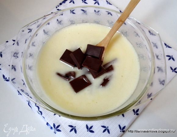 Готовый крем снять с огня и добавить в него поломанный шоколад, все хорошо перемешать до полного растворения шоколада.
