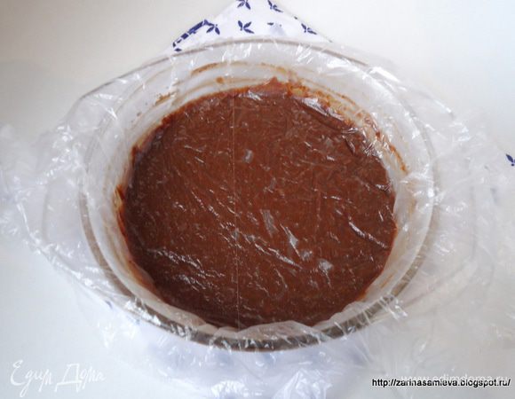 Накрыть шоколадную массу пленкой плотно прилегая к поверхности, что бы, крем не взялся корочкой. В таком виде дать крему полностью остыть.

