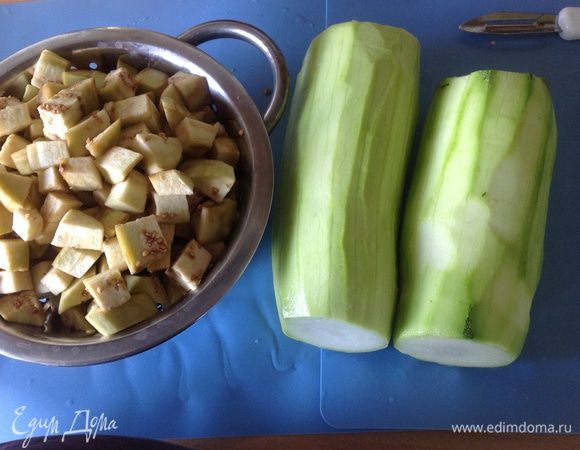 Очистить кабачки и баклажаны от кожуры и нарезать кубиками со стороной 1,5 см. Из перцев удалить сердцевину и нарезать крупной соломкой.