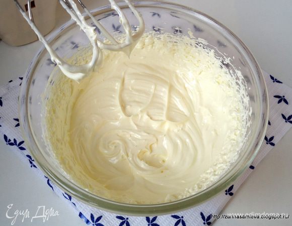 Мягкое сливочное масло комнатной температуры вбить до пышного состояния.
