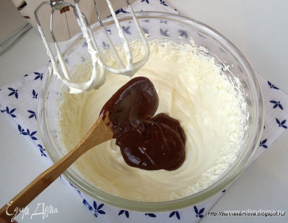 И не прекращая взбивания постепенно добавить остывшую шоколадную массу и ром(можно любой ароматный алкоголь).
