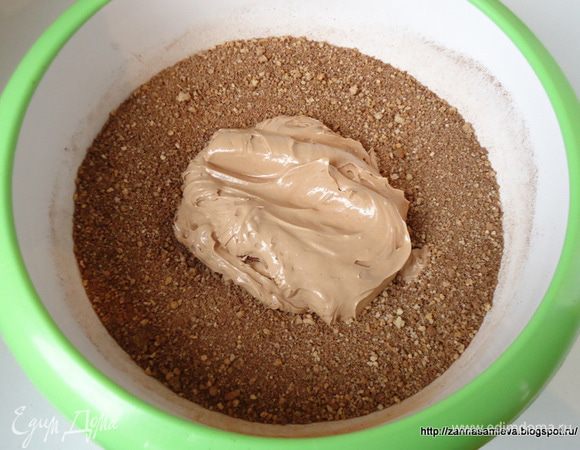 Соединить бисквитную крошку с шоколадным кремом и хорошо вымесить массу.
