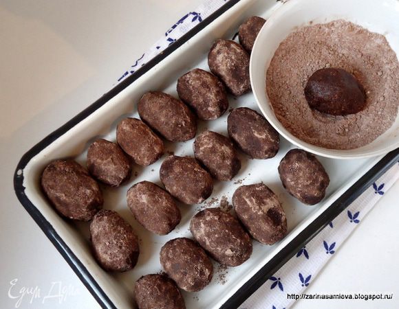 Из получившейся массы сформовать пирожные. В чашке смешать сахарную пудру с какао. Обмакнуть пирожные со всех сторон в этой смеси. 