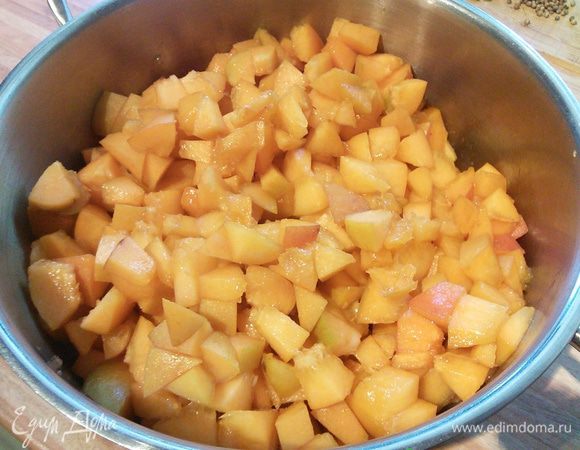Абрикосы вымыть, мелко порезать.