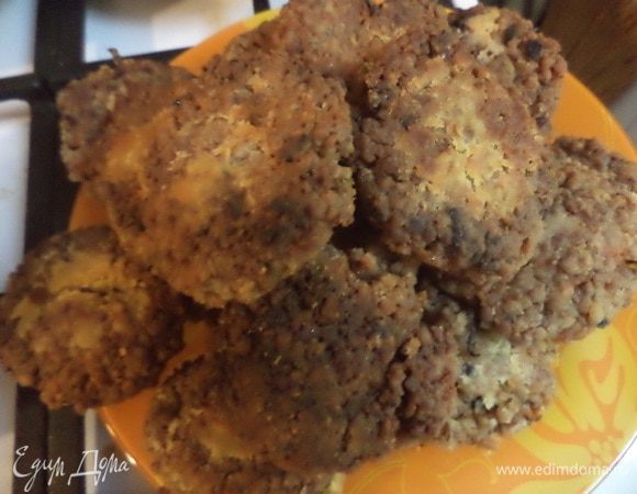 Сформировать небольшие гречаники, обвалять их в муке. Обжарить с двух сторон на растительном масле.
Подавать со сметаной и укропом. Очччень вкусно!