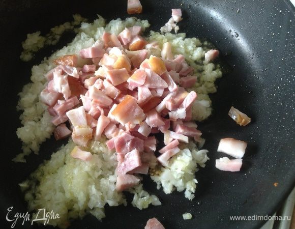 Мелко нарезать лук и бекон (у меня была грудинка под рукой и ее я использовала вместо бекона), поместить смесь в ту же сковороду и мешать, пока бекончик не поджарится. 