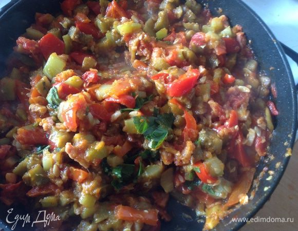 В сковороду с луком и беконом добавить перец, помидоры и чеснок, довести до кипения и готовить на сильном огне 10 минут.  Ломтики сладкого красного перца должны стать мягкими. 
К этой смеси добавить баклажаны и кабачки. Сверху приправить базиликом и потомить еще несколько минут.  Попробовать, достаточно ли соли и перца. 