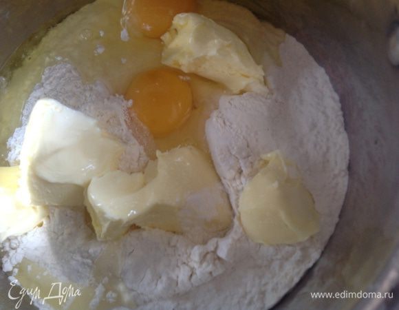 Делаем тесто. Сливочному маслу дать постоять при комнатной температуре хотя бы час.  Муку просеять и смешать с маслом и яйцами. В полученную смесь добавить 100 мл ледяной воды, быстро замесить тесто и разделить его на 2 неравные части.  В тесто я добавила больше муки, чем в рецепте.....вообще тут лучше на глаз смотреть, каких ингредиентов добавить, чтобы получилось эластичная текстура. 
 Смазать форму сливочным маслом и выложить в нее 2/3 теста. У меня была круглая разъемна форма диаметром 26 см, которую я предварительно пергаментой бумагой застелила. Выложить в форму овощную смесь, раскатать оставшееся тесто и накрыть наш пирог. Из остатков теста  можно сделать какое-нибудь украшение. 