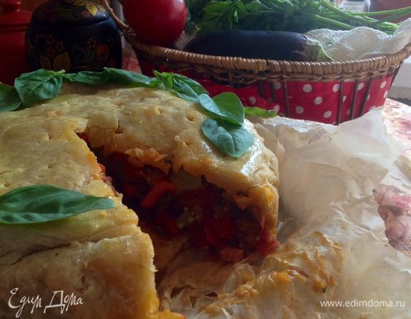 Поверхность теста смазать яичным желтком и поставить в разогретую до 190 градусов духовку на 35 минут. Подавать горячим. 

Пирог очень сочный внутри и очень сытный!!!! 
