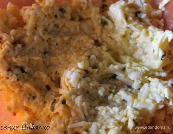 Сыр натереть на крупной терке. Добавить к нему яйца, мелко нарезанный лук и мелко нарезанные помидоры. Тщательно все перемешать.