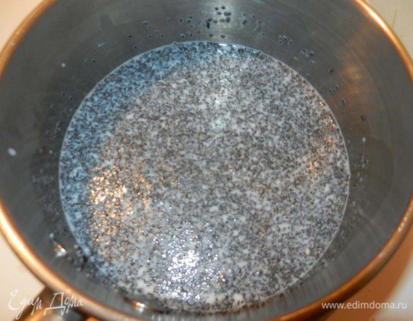 Нагреть 1 ст. молока и с 3 ст.л. мака в небольшой емкости, помешивая, пока жидкость не станет очень горячей, не доводить до кипения.