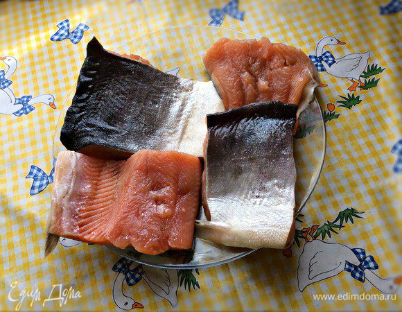 Рыбу (я использовала форель) почистить, промыть, обсушить бумажным полотенцем. Филе посолить, приправить свежесмолотым чёрным перцем.