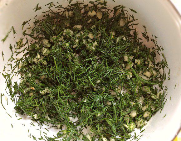 Укроп измельчить, мелко нарубить чеснок и перемешать с зеленью.