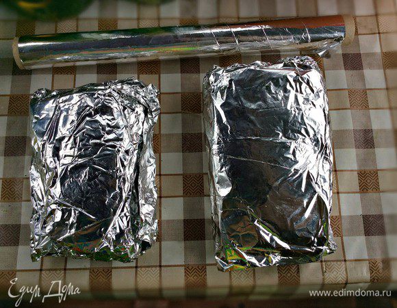 Заверните рыбу плотно в фольгу и выложите на решётку гриля.
