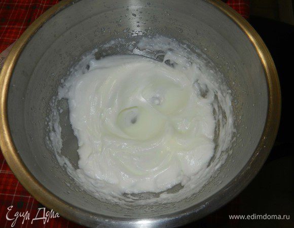 Взбить 3 яичных белка с 1 ст.л. миндального экстракта до белых пиков.