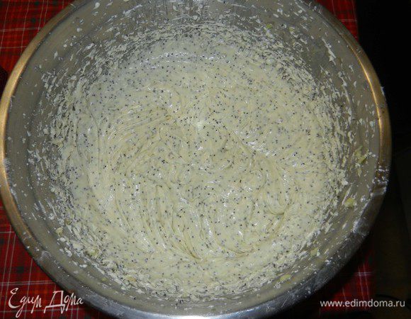 250 мл сливочного масла взбить с 1 1/4 ст. сахара. Добавить 3 яичных желтка, цедру 1 лайма и молочно-маковую смесь, хорошо перемешать.